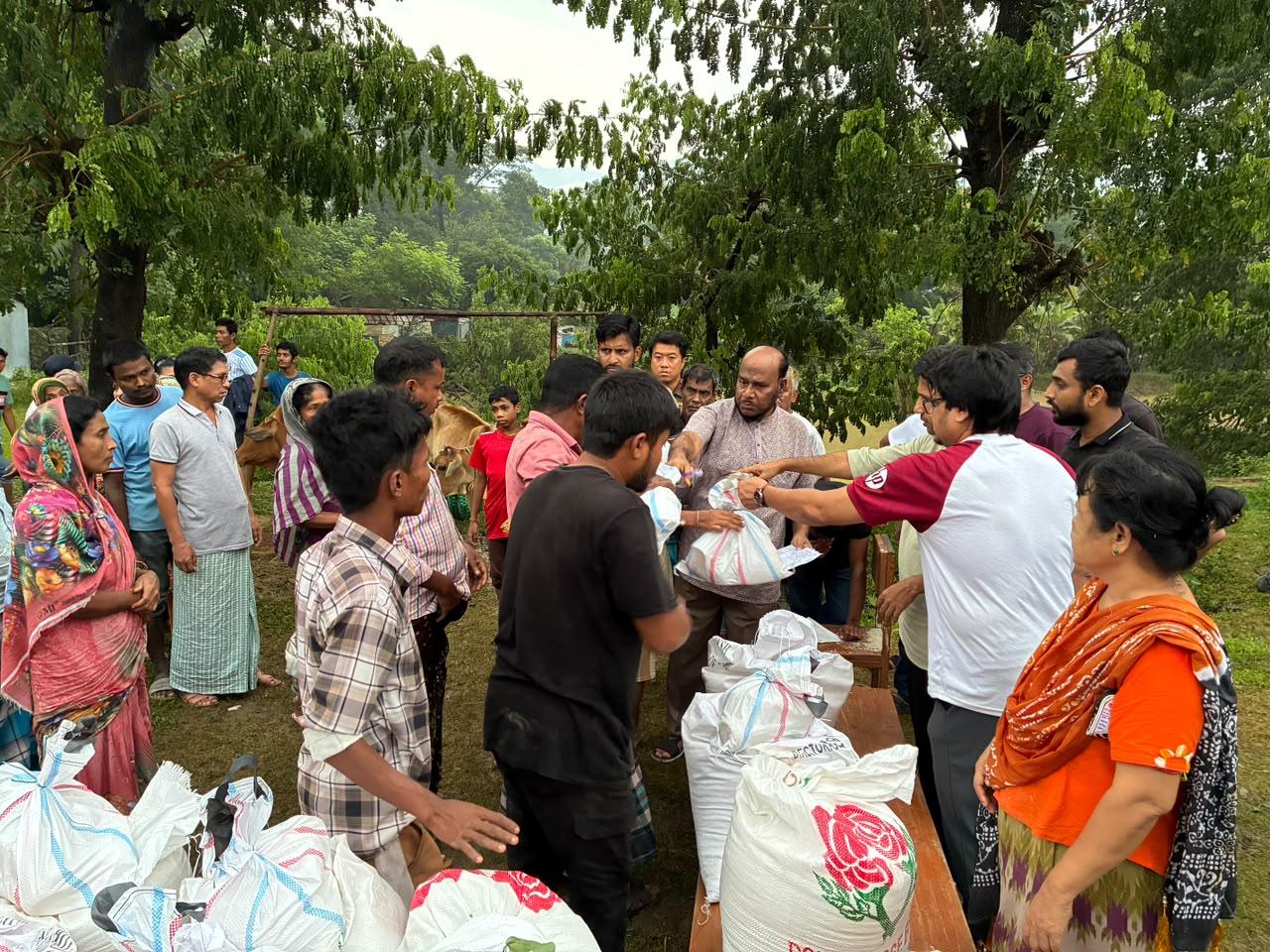 থানচিতে বন্যা ও পাহাড়ধস: ২৭৬ ক্ষতিগ্রস্ত পরিবারের মাঝে ব্র্যাক ও প্রশাসনের যৌথ ত্রাণ বিতরণ